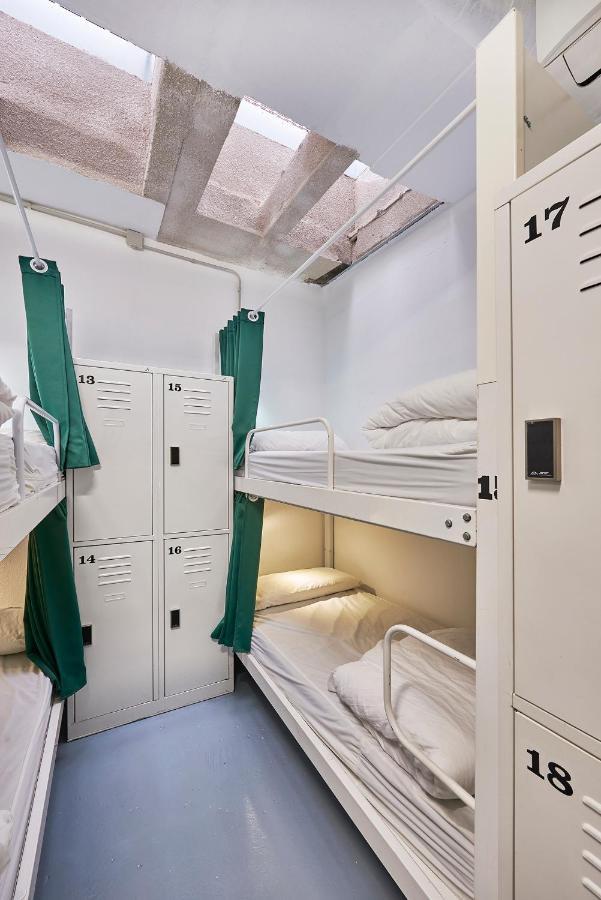 Hola Hostal Collblanc L'Hospitalet de Llobregat Bagian luar foto