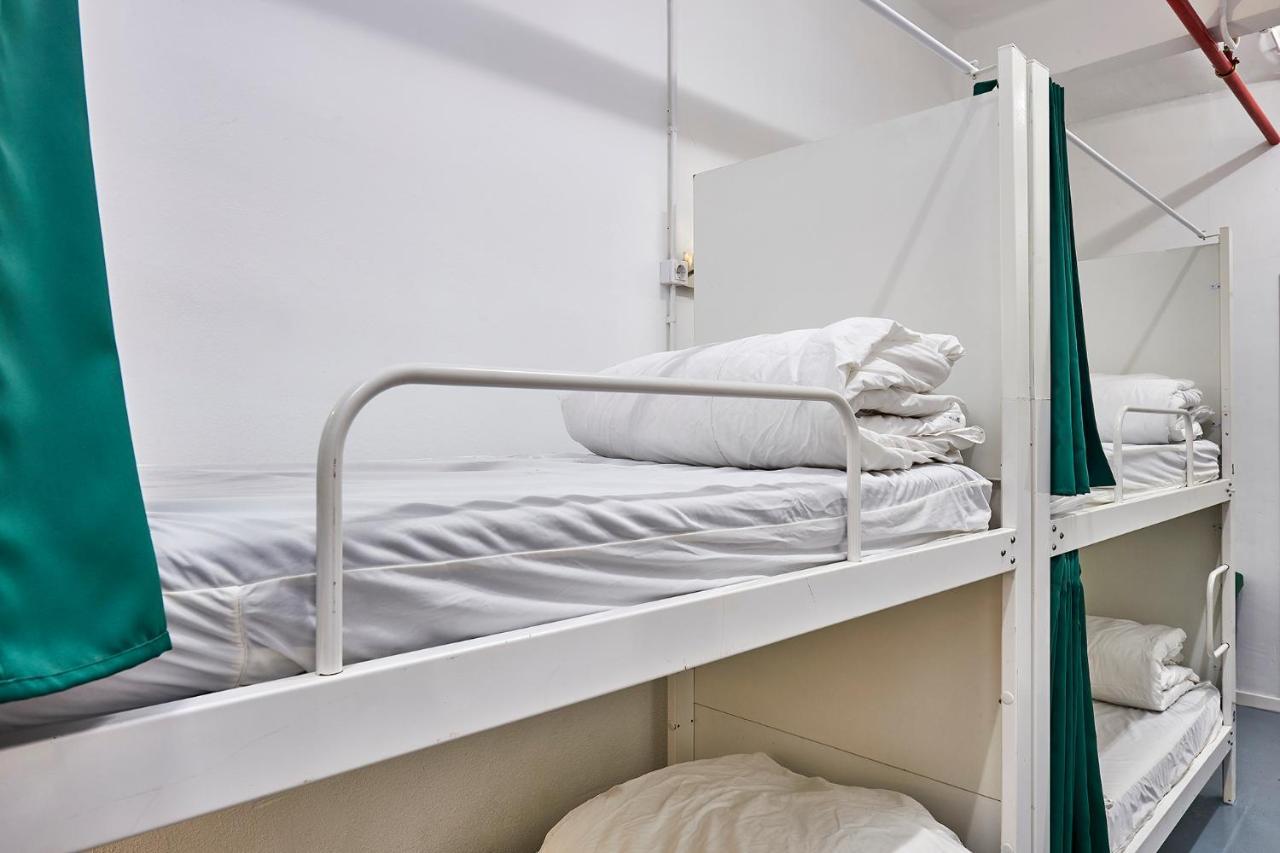 Hola Hostal Collblanc L'Hospitalet de Llobregat Bagian luar foto