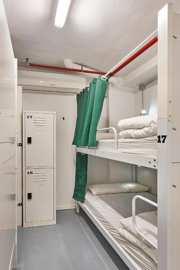 Hola Hostal Collblanc L'Hospitalet de Llobregat Bagian luar foto