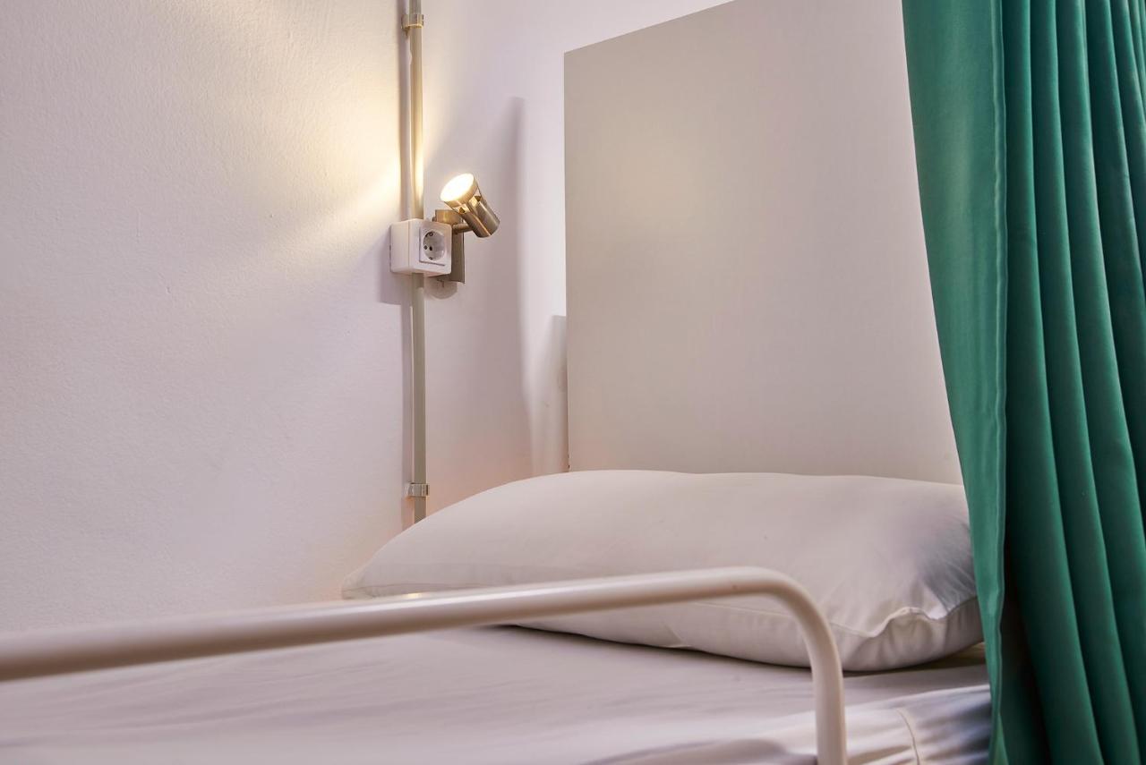 Hola Hostal Collblanc L'Hospitalet de Llobregat Bagian luar foto