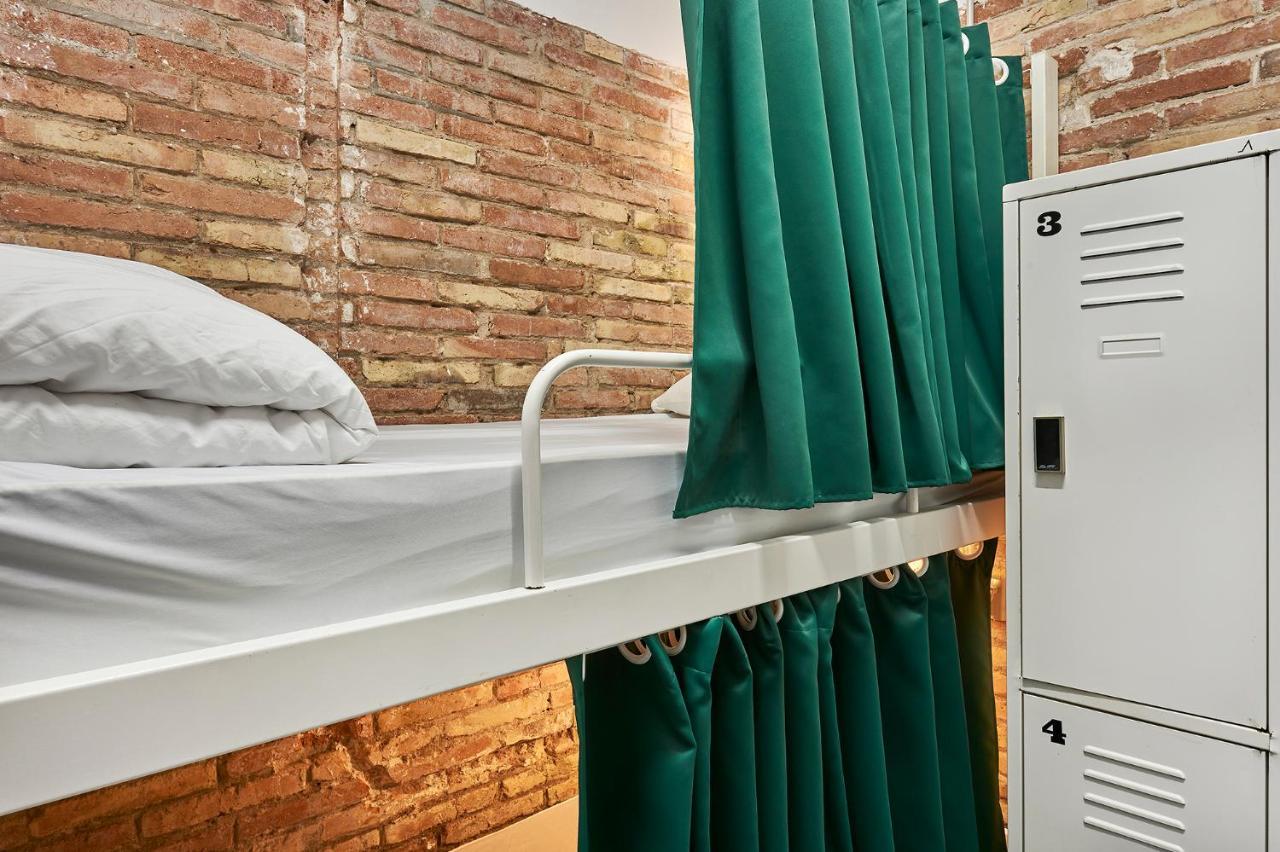 Hola Hostal Collblanc L'Hospitalet de Llobregat Bagian luar foto