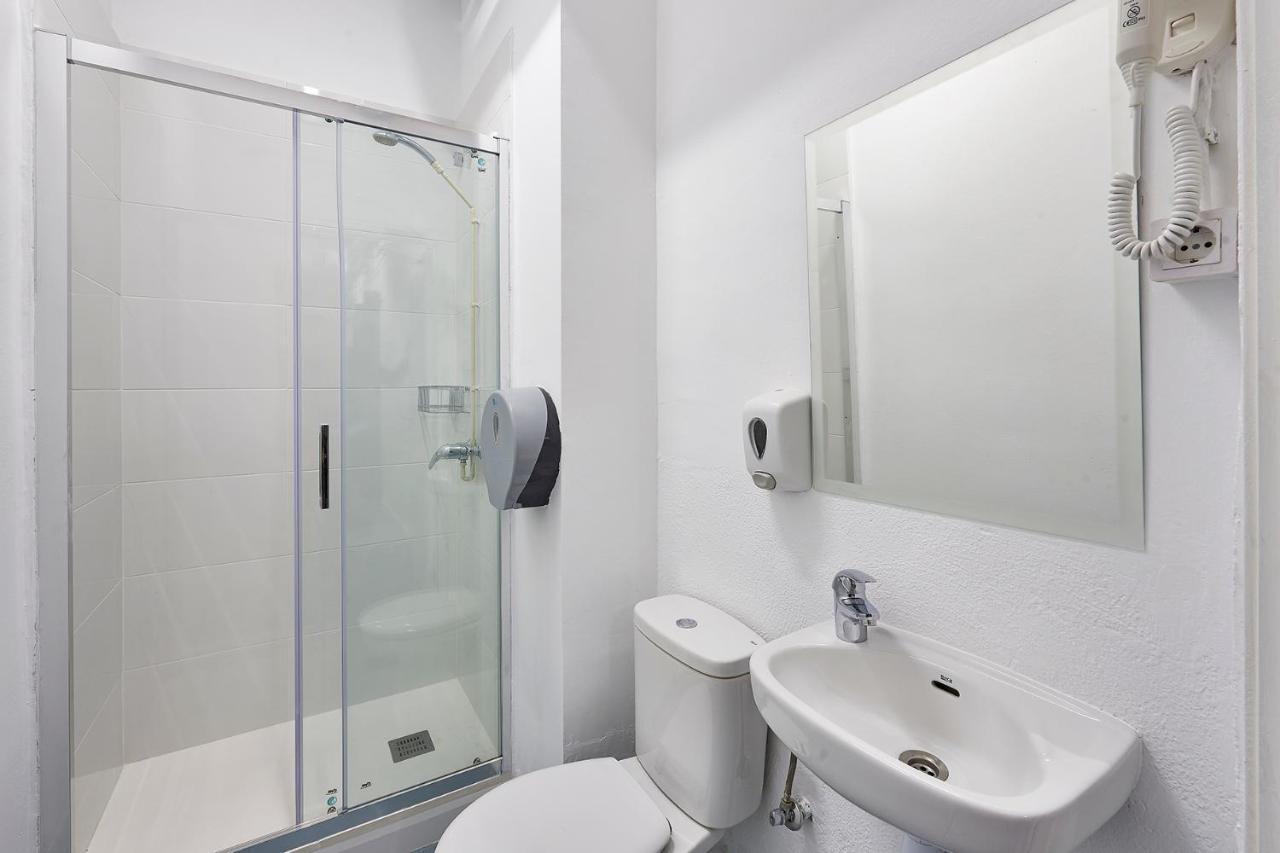 Hola Hostal Collblanc L'Hospitalet de Llobregat Bagian luar foto