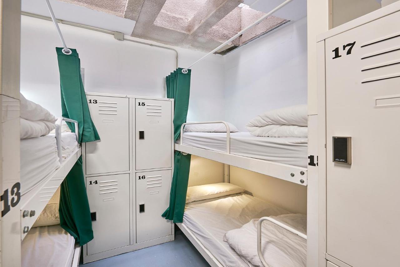 Hola Hostal Collblanc L'Hospitalet de Llobregat Bagian luar foto