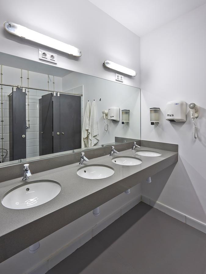 Hola Hostal Collblanc L'Hospitalet de Llobregat Bagian luar foto