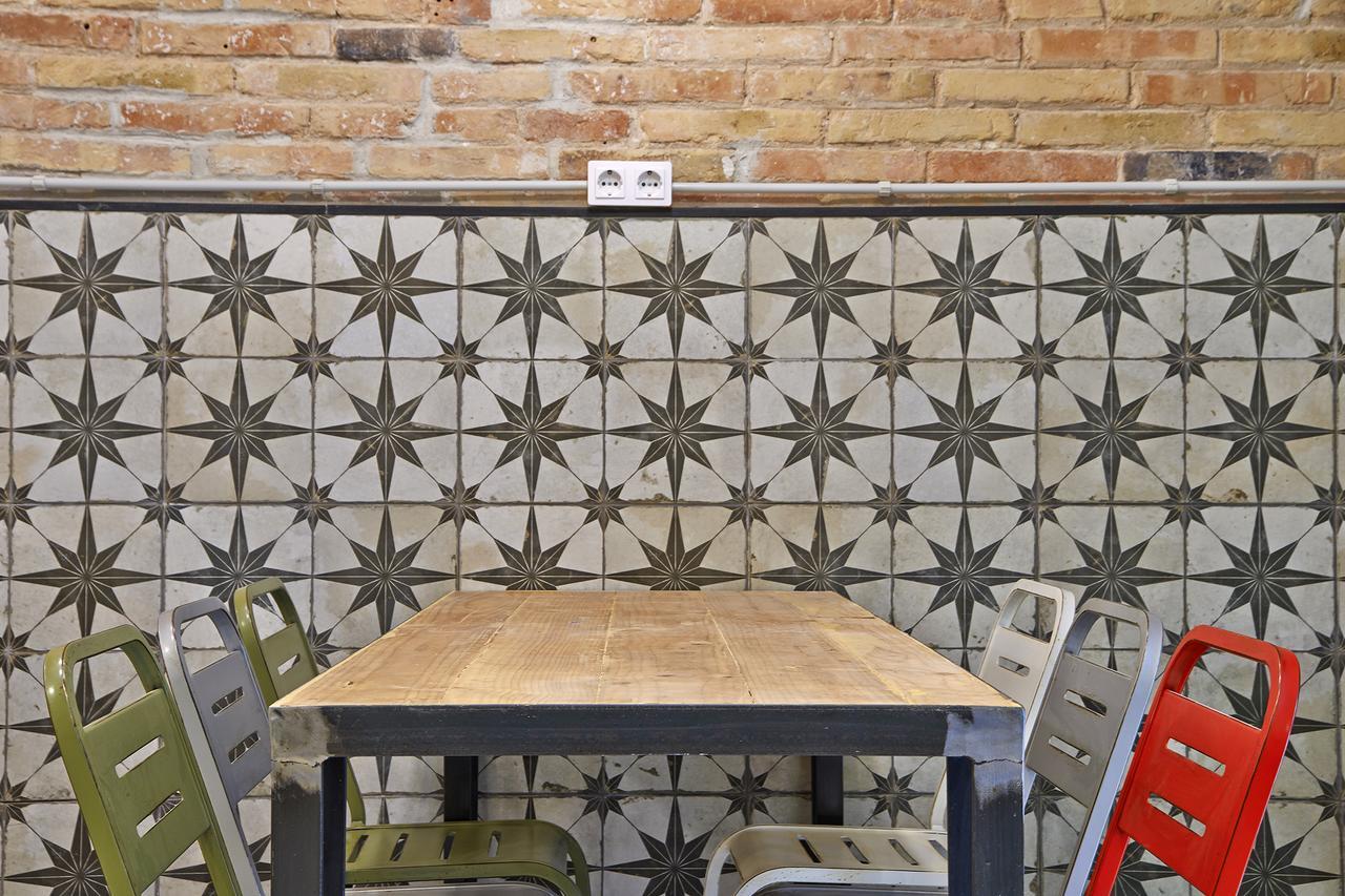 Hola Hostal Collblanc L'Hospitalet de Llobregat Bagian luar foto
