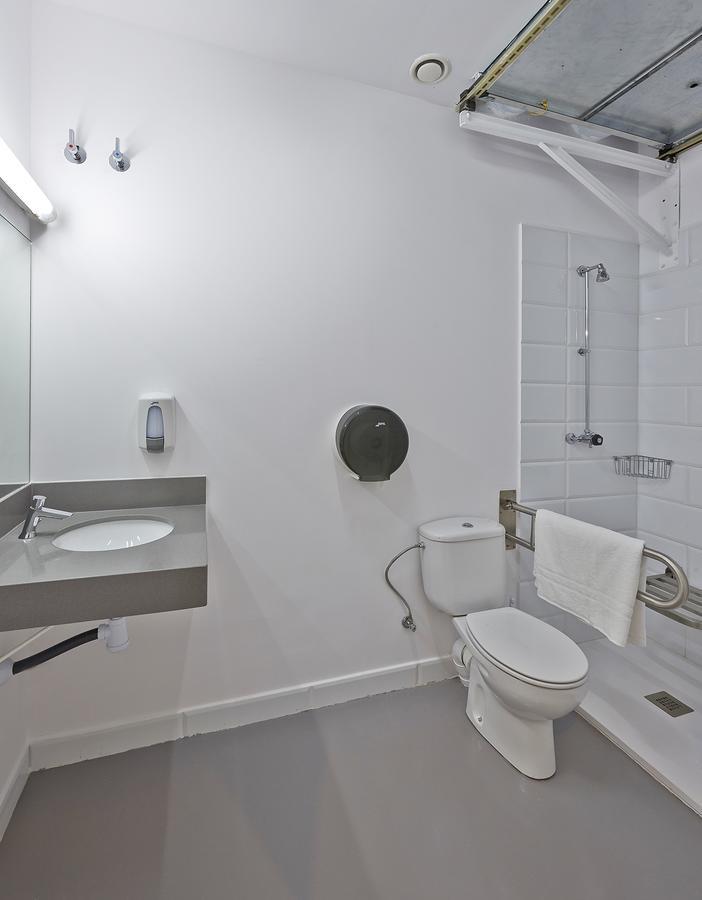 Hola Hostal Collblanc L'Hospitalet de Llobregat Bagian luar foto