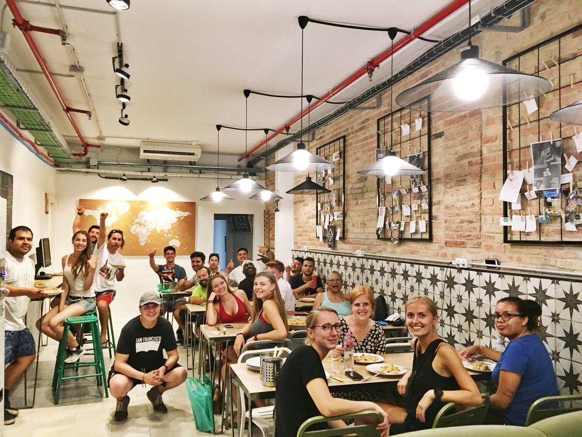 Hola Hostal Collblanc L'Hospitalet de Llobregat Bagian luar foto